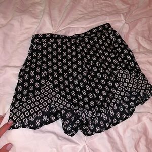Flowey patterned shorts